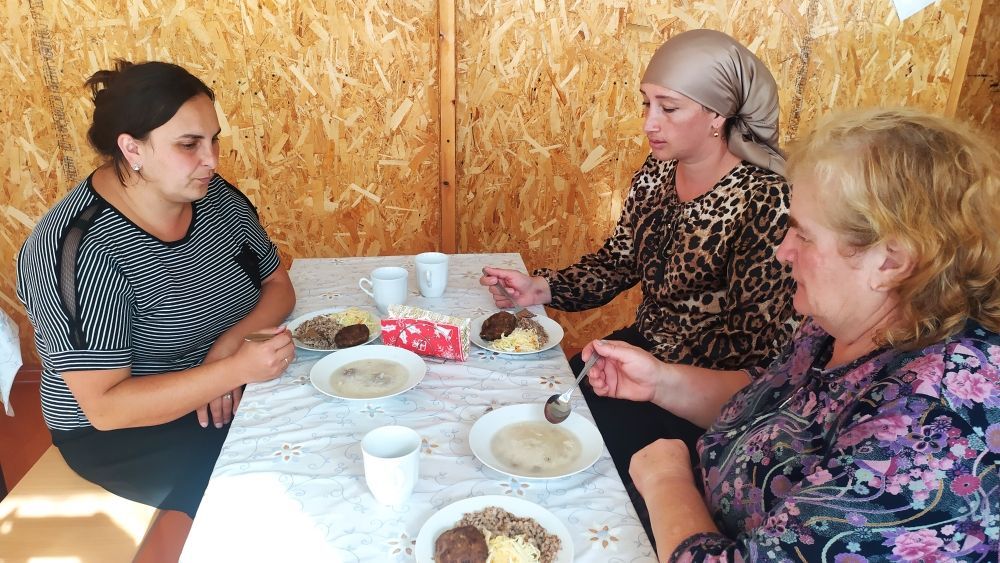 Члены комиссии в школьной столовой при проверке